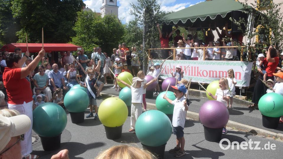 Die Stars beim Dorffest sind die Kinder mit der Aufführung des Neunkirchner Dorf-Raps. Bild: fz