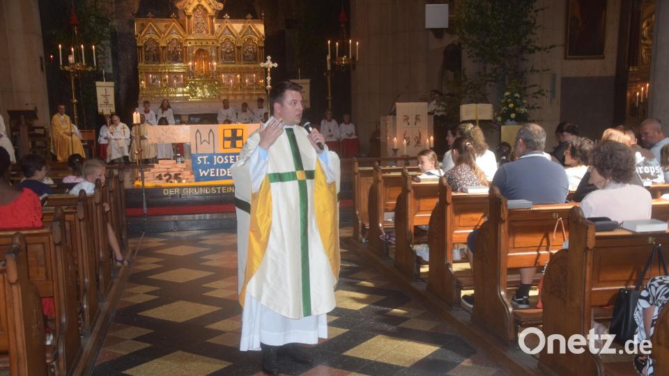 &quot;Die Berufung Christ zu sein habt ihr alle.&quot; Neupfarrer Marvin Schwedler spricht mit den Gläubigen in Sankt Josef. Bild: fz