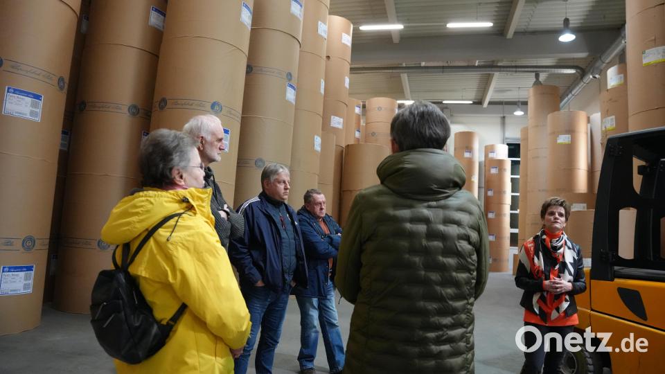Im Papierlager lagert Papier für etwa drei Wochen. Eine Rolle wiegt 1,8 Tonnen. In einem Jahr werden 4000 Tonnen Papier verbraucht. Bild: Fröhler, Laura