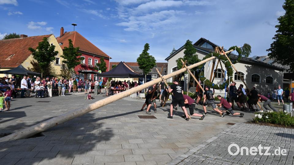 Viele Zuschauer verfolgten mit Getränken und Brotzeit die schweißtreibende Aufstellung des Baumes. Bild: kki