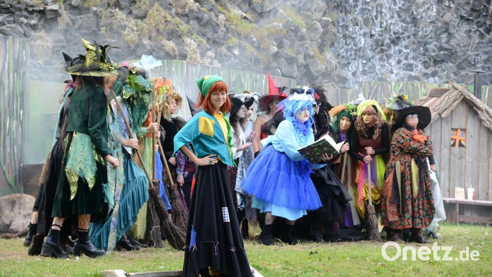 Die &quot;kleine Hexe&quot; hat für die &quot;alten Hexen&quot; nur ein müdes Lächeln übrig. Sie zeigt ihnen, was in ihr für Kräfte stehen. Bild: bey
