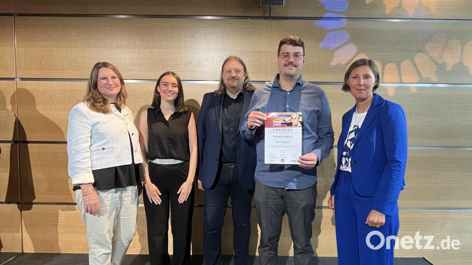 Dr.-Georg-Schreiber-Preisträger Sebastian Böhm (2. von rechts) mit Laudatorin Katia Murmann (links), Vorjahrespreisträgerin Magdalena Raß (2. von links), Chefredakteur Kai Gohlke (Mitte) und geschäftsführender Verlegerin Viola Vogelsang (rechts). Bild: Ella Schindler