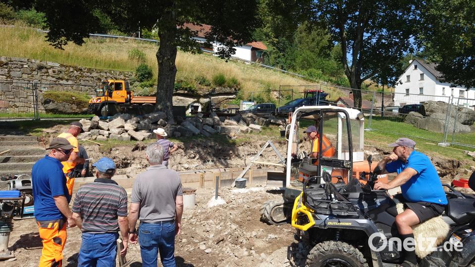 Bauhofmitarbeiter unterstützen den Rentnertrupp bei der Neugestaltung des Flossenbürger Ortsplatzes. Bild: Gemeinde Flossenbürg/exb