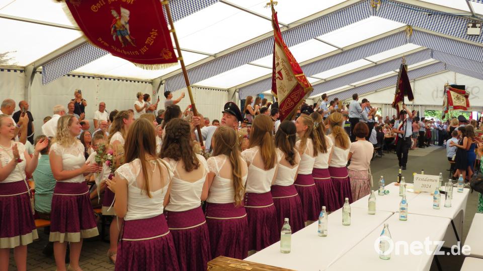 Impressionen vom Festzug der Feuerwehr Kirchendemenreuth Bild: adj