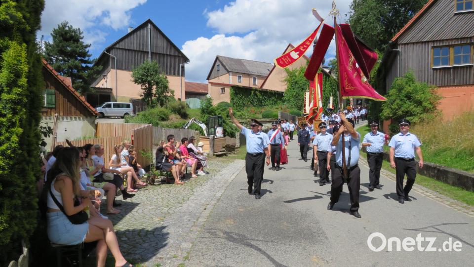 Impressionen vom Festzug der Feuerwehr Kirchendemenreuth Bild: adj
