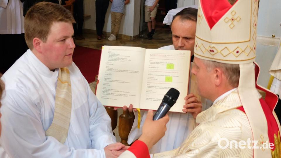 Der 25-Jährige Pater Benedikt Eble empfängt aus den Händen von Weihbischof Florian Wörner die Weihe zum Priester Bild: Picasa