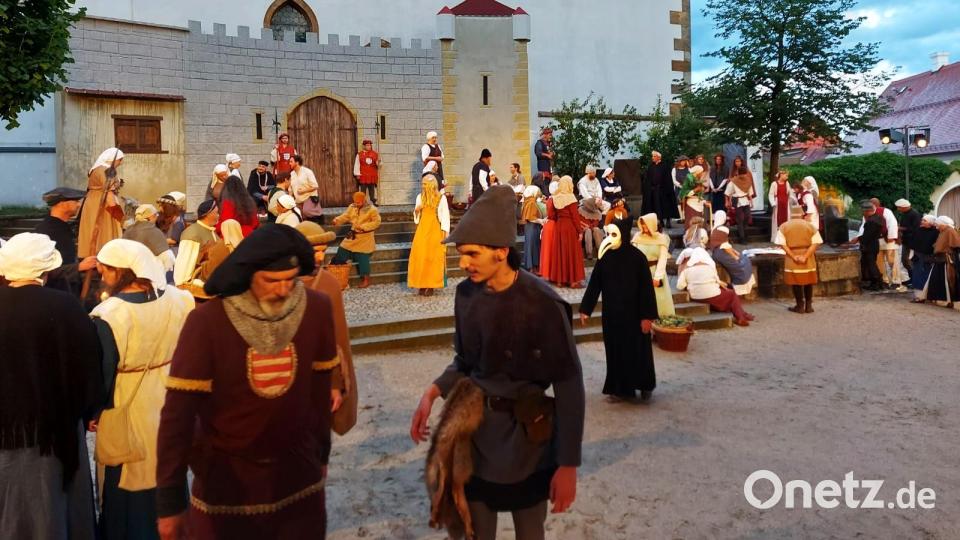 Spätmittelalterliches Marktreiben in Neunburg im Jahr 1456 mit einem Aufgebot an Händlern, Bauern und Bürgern. Bild: lg