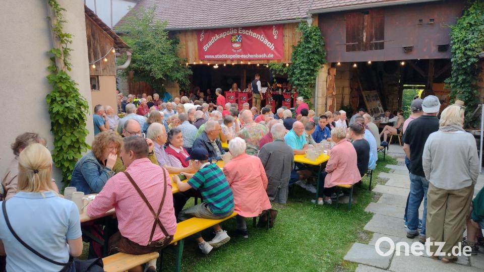 Zahlreiche Blasmusikfans beim Konzert zum 100-jährigen Jubiläum der Stadtkapelle.
Die Stadtkapelle unter der Leitung von Stefan Wittmann . Bild: hev