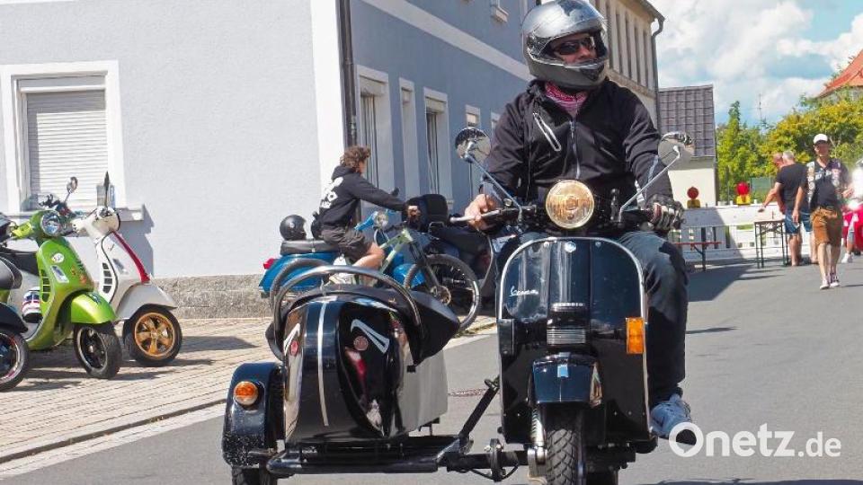 Für Vespas gibt es auch Beiwagen. Bild: Michael Thumfart/exb
