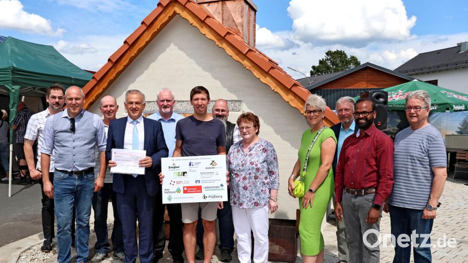 Nach der Einweihung stellten sich die Macher der Dorfgemeinschaft Schönkirch mit den Ehrengästen für ein Foto zur Erinnerung vor den Backofen. Dabei wurden auch die Sponsoren und Spender, die finanziell mitgeholfen haben, hervorgehoben. Bild: Dorfgemeinschaft Schönkirch/exb