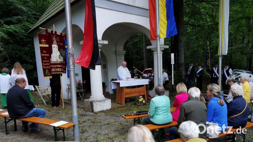 Am Gedenkgottesdienst nehmen Einheimische und Auswärtige teil. Bild: gz