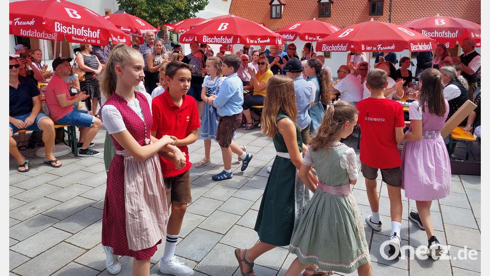 Kirwakinder aus Diendorf tragen vor vielen Zuschauern zum Programm in Spitalhof bei. Bild: jua