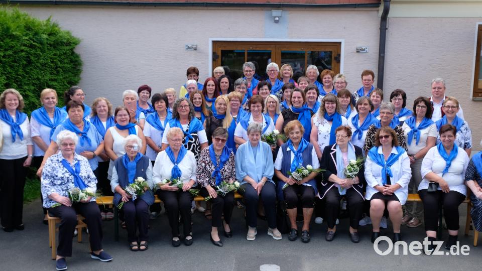 Ein Gruppenbild mit den Vereinsmitgliedern und mit geistlichem Beirat Pater Adrian musste zur Feier des Tages sein. Bild: do