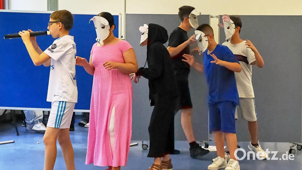 Durch den Zauber seines Instruments lockt der Rattenfänger die gefährlichen Ratten aus der Stadt. Hier eine Aufnahme bei einer Probe der Theatergruppe (Klasse 6a) der Dreifaltigkeits-Mittelschule Amberg. Bild: Peter Ringeisen