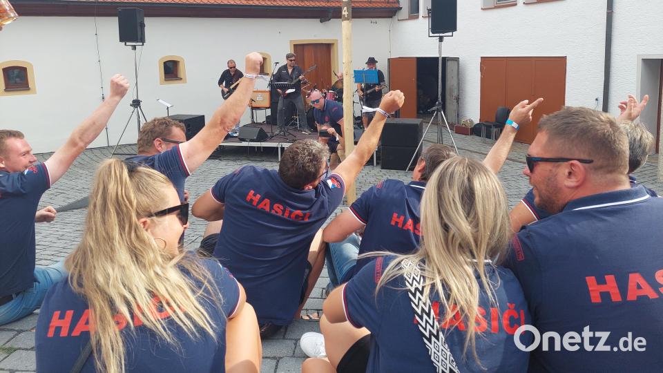 Beim Auftritt einer Rockband aus Tschechien geht im Spitalhof in Nabburg die Post ab. Bild: jua