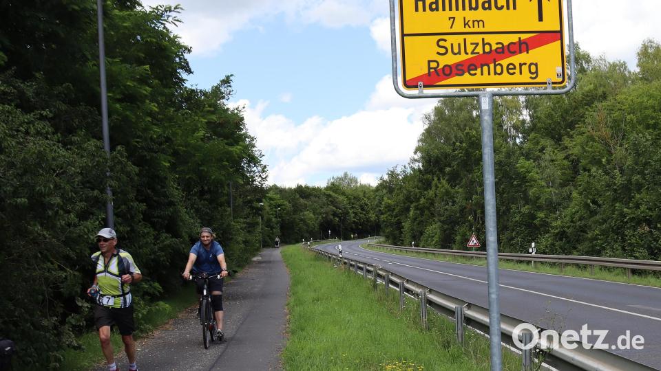 Bis Sulzbach-Rosenberg hat sich das Starterfeld auseinandergezogen. Die ersten Läufer erreichen nach knapp 30 Minuten die Herzogstadt. Bild: mfh