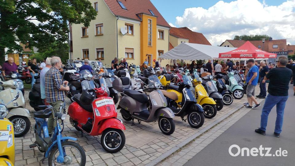 Eine Vespa nach der anderen steht auf dem Festgelände. Bild: Michael Thumfart/exb