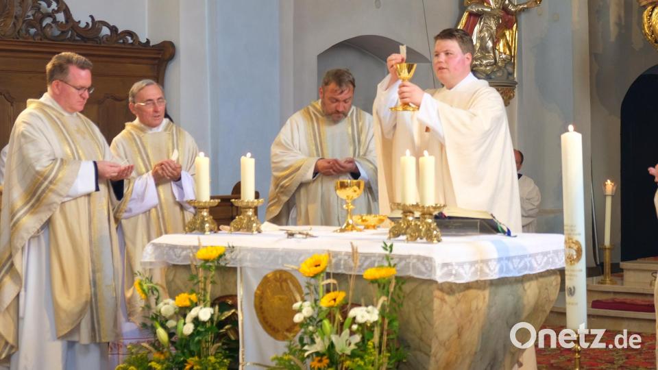 Neupriester Pater Benedikt bei seiner ersten Hl. Messe als Zelebrant im Kreise seiner Mitbrüder. Bild: mab