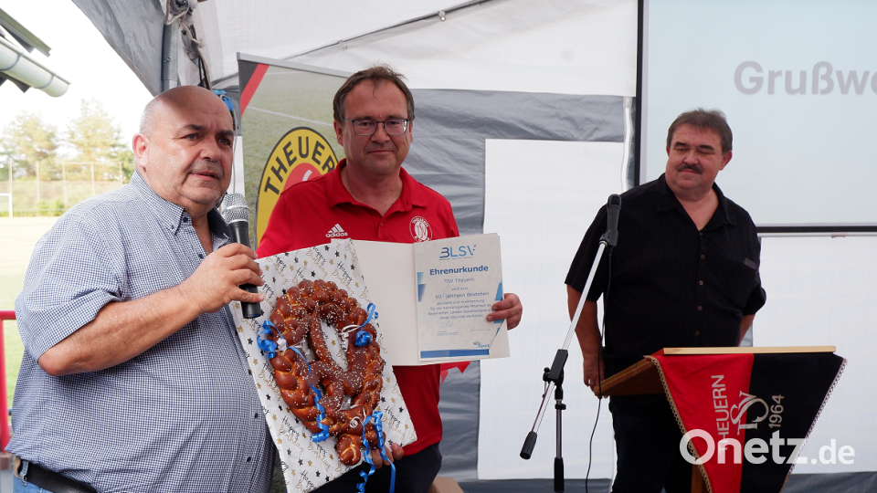 Thomas Gebele vom BLSV (links) und Albert Kellner vom BFV (rechts) nach ihren Grußworten mit TSV-Vorsitzendem Christian Schrott (Mitte). Bild: Christian Schrott/exb