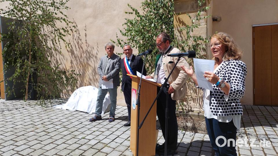 Petra Zeitler (rechts), Gattin des Bürgermeisters, fungiert nicht nur beim Festakt als Übersetzerin. Bild: jua