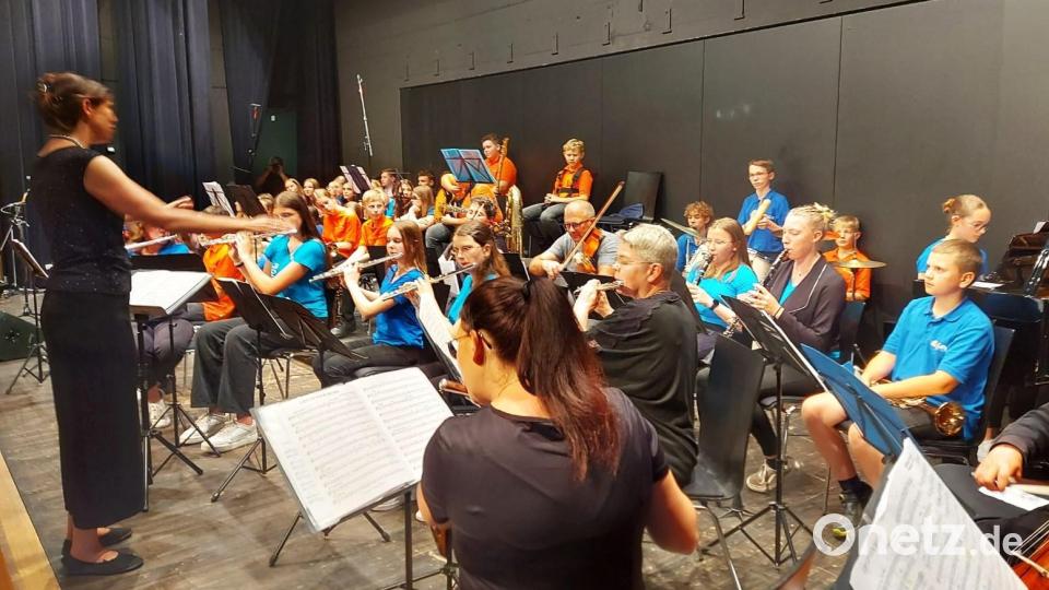 Mit der Titelmusik verschiedener Filme schafft das OGO-Orchester unter Leitung von Katrin Schäufl eine besondere Stimmung und begeistert des Publikum. Bild: lg