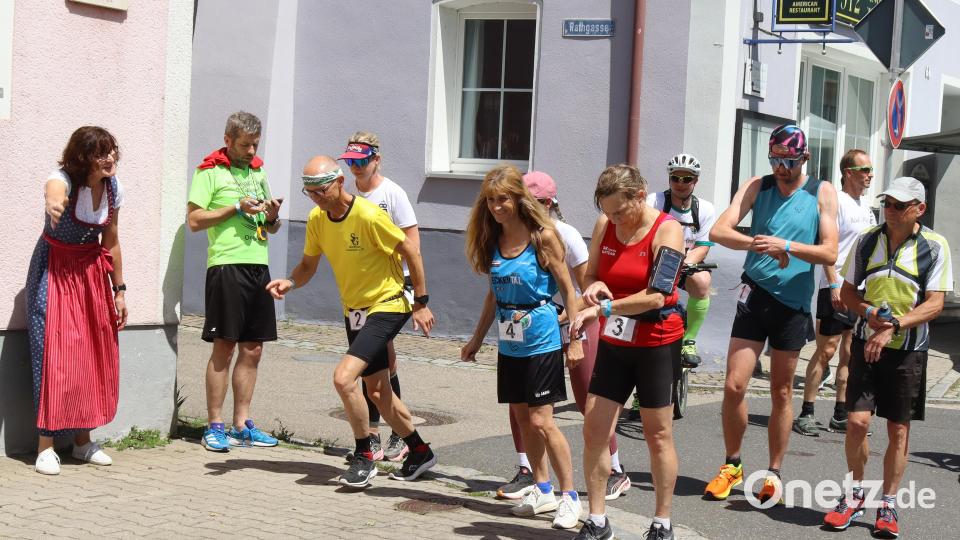 Evi Höllerer, Dritte Bürgermeisterin von Hahnbach, gibt den Start frei für die Etappe nach Sulzbach-Rosenberg. Bild: mfh