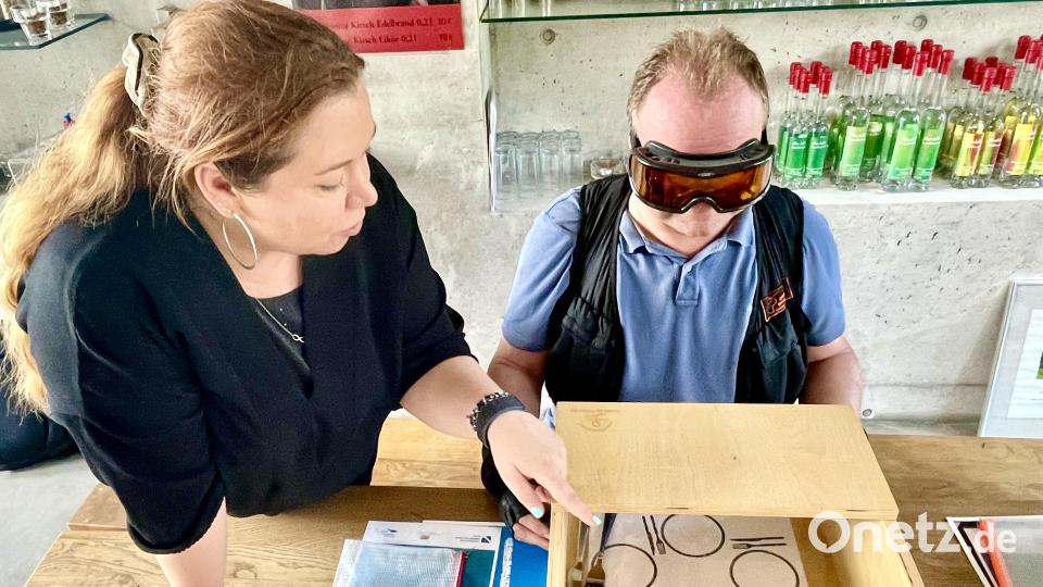 Bürgermeister Uwe König absolvierte im Altersanzug Experimente an der Demenz-Station. Psychologin Sonja Oleson assistierte dabei. Bild: Krones