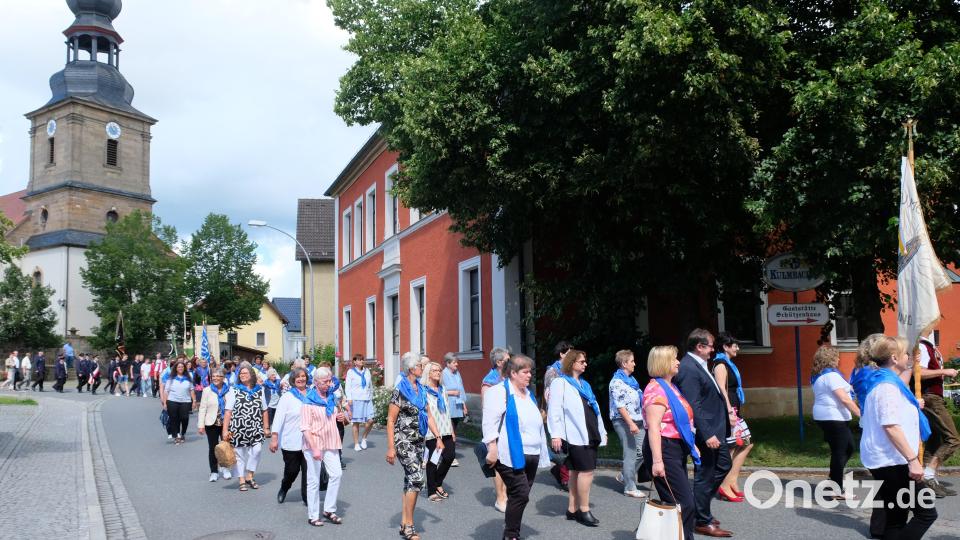 Das 50-jährige Jubiläum des Oberbibrach/Münchsreuther Frauenbundes beginnt mit einem farbenfrohen Kirch- und Festzug Bild: do
