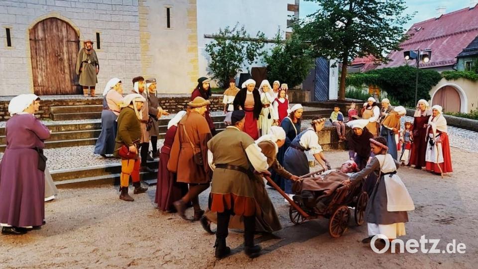 Der Überfall der Hussiten auf einen Bauernburschen erschreckt besonders die Bürgersfrauen. Bild: lg