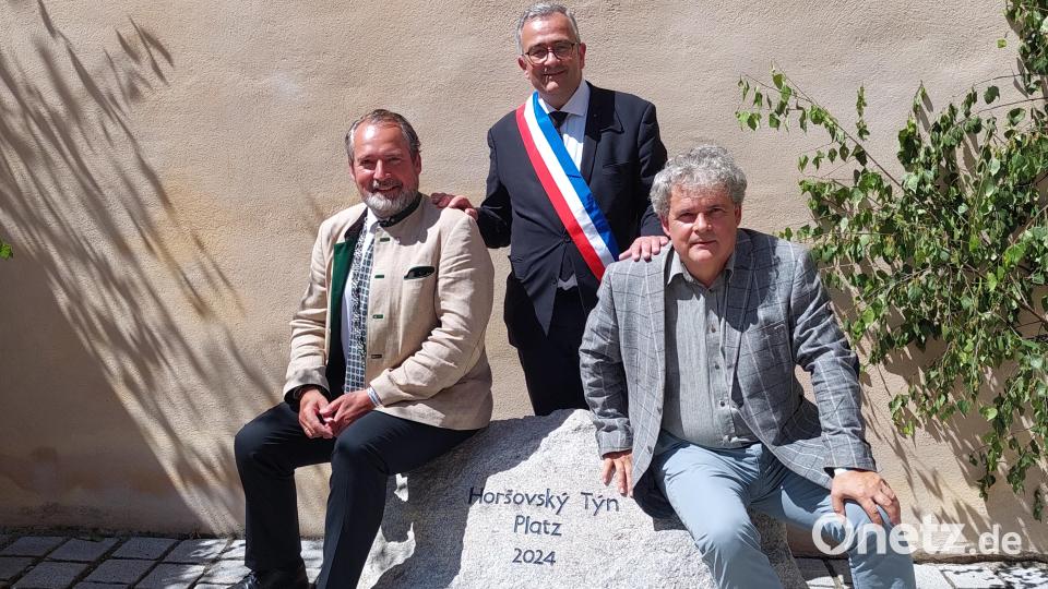 Die drei Bürgermeister (von links) Frank Zeitler, Jaques Breillant und Josef Holecek nach der Enthüllung des Gedenksteins auf dem neuen Horsovsky Tyn Platz. Bild: jua