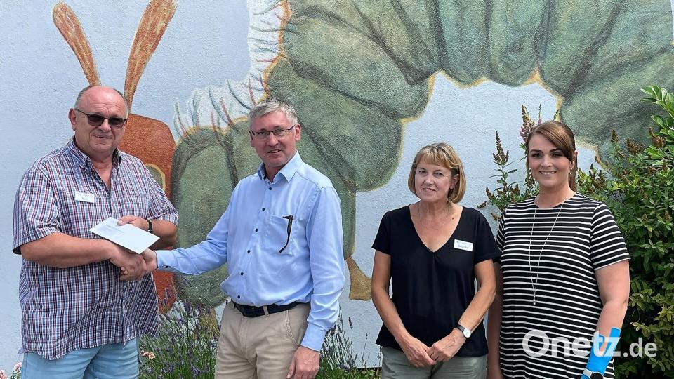 Ambergs 3. Bürgermeister Franz Badura (Zweiter von links) gratulierte dem Vorsitzenden des Mehrgenerationenhauses Elternschule mit (von links) Anton Pöllath, Brigitte Heindl und Melissa Pöllath und überreichte zum Jahrestag einen Scheck. Bild: Susanne Schwab