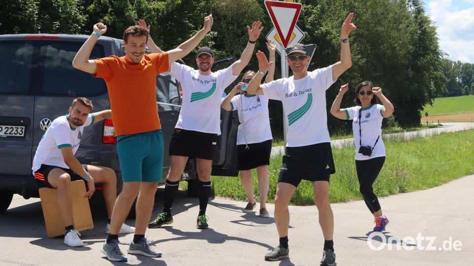 Läufer und Orga-Mitglieder sind sozusagen die eigenen Fans, die von Etappenziel zu Etappenziel pilgern. An der Choreographie wird noch gearbeitet. Bild: mfh