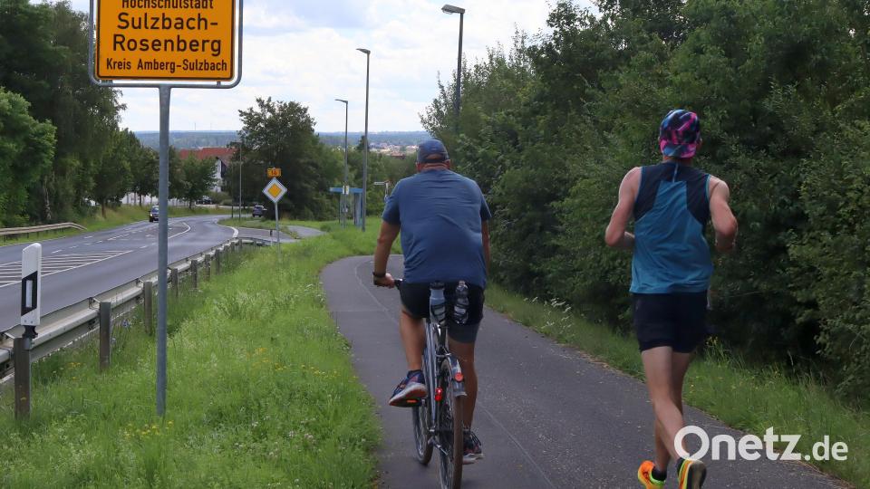 Andreas Eckenthal auf seiner Fast-Rekord-Etappe von Hahnbach nach Sulzbach-Rosenberg im Rahmen des Via-Carolina-Laufs erreicht nach 30 Minuten und 29 Sekunden das Etappenziel am Sulzbach-Rosenberger Rathaus. Bild: mfh