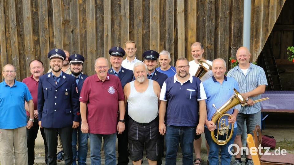 Konrad Weiß (Mitte) feierte vor Kurzem seinen 75. Geburtstag, Dazu gratulierten die Feuerwehr Lengenfeld, die Karpfenmusik Falkenberg, die SRK Beidl, der OWV Beidl und der VdK. Bild: FFW Lengenfeld/exb