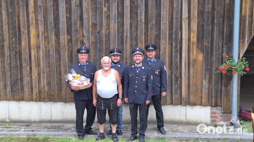 Zum 75. Geburtstag von Konrad Weiß (Zweiter von links) gratulierte die Lengenfelder Feuerwehr um Christian Schedl (von links), Zweiten Vorsitzenden Rupert Gruber, Vorsitzenden Johannes Bauer und Peter Kraus. Bild: Feuerwehr Lengenfeld/exb