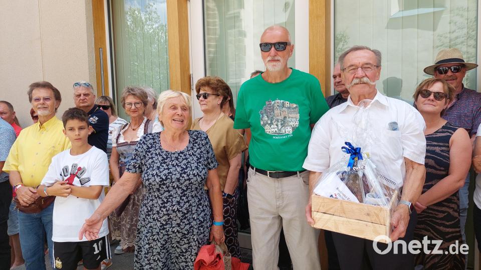 Beim Jubiläum wird auch die Arbeit von Josef Götz (vorne rechts), einer der Motoren der Partnerschaft, gewürdigt. Bild: jua