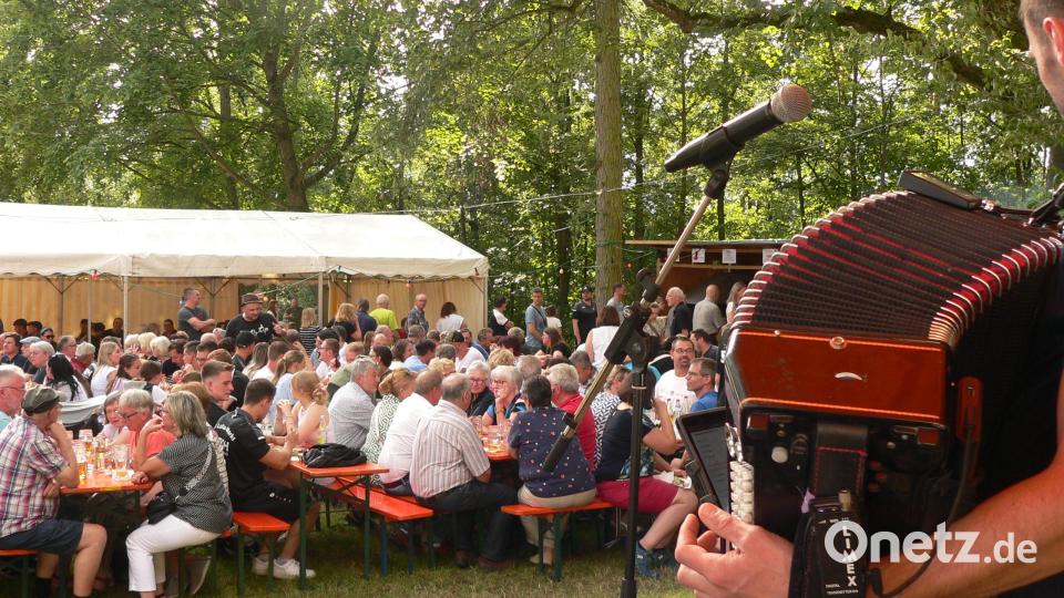 Mit musikalischer Unterhaltung und unter alten Bäumen lässt sich das Koppelbergfest gut feiern. Bild: mh