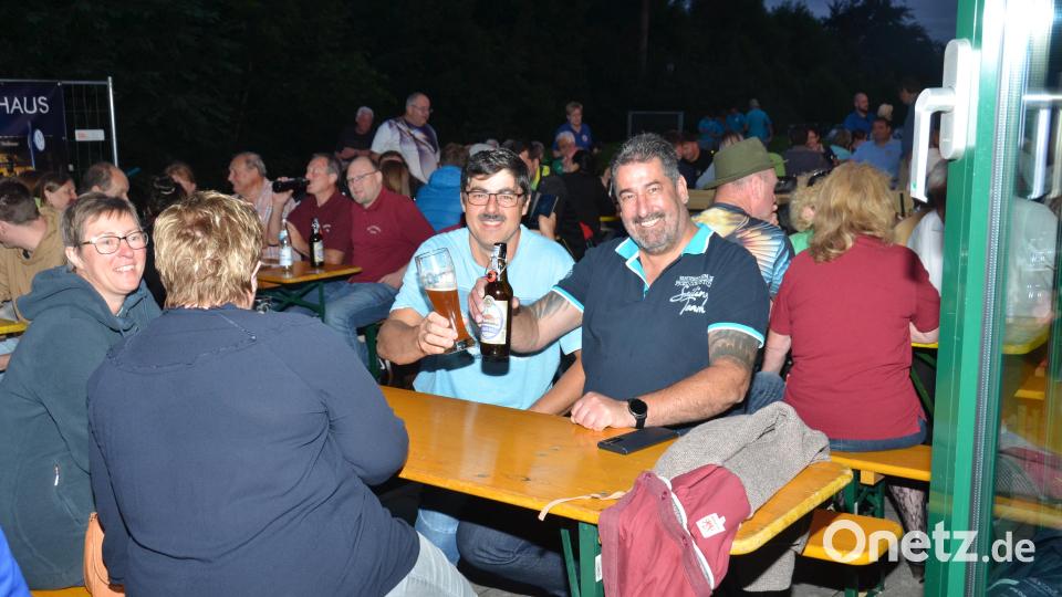 Auf dem Gelände vor der Stadthalle wurde beim Sommernachtsfest der &quot;Blaupfeil&quot;-Spicker zünftig in die Nacht gefeiert. Bild: dob
