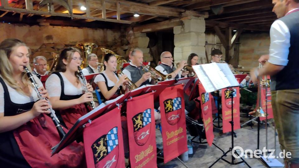 Zahlreiche Blasmusikfans beim Konzert zum 100-jährigen Jubiläum der Stadtkapelle.
Die Stadtkapelle unter der Leitung von Stefan Wittmann . Bild: hev