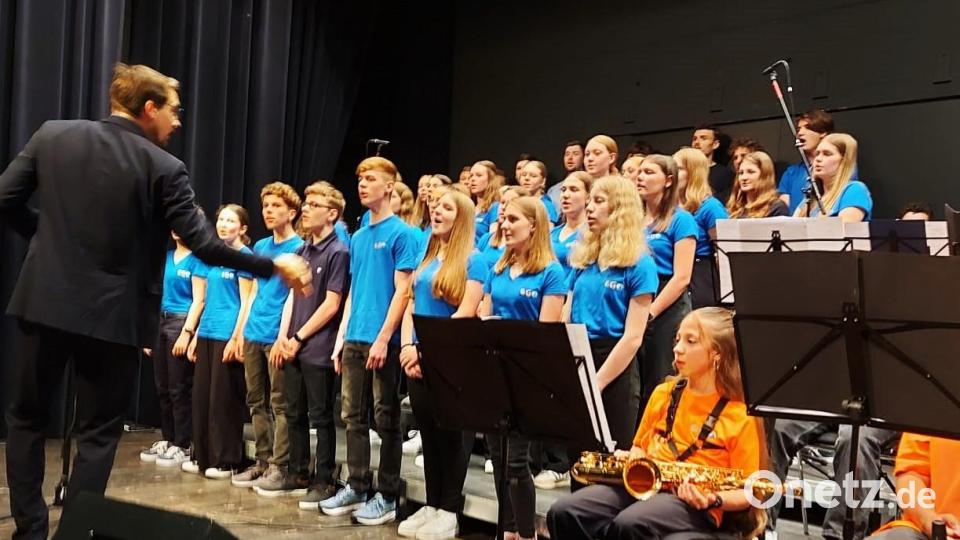 Der OGO-Chor beeindruckt mit seiner Klangfülle, aber auch mit choreographischen Überraschungen. Bild: lg
