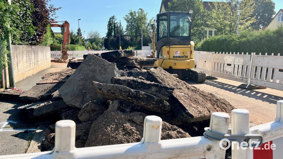 Derzeit ist die Straße an der Kreuzung Mühlweg und Berliner Straße nach einem Wasserrohrbruch gesperrt. Bild: Gabi Schönberger