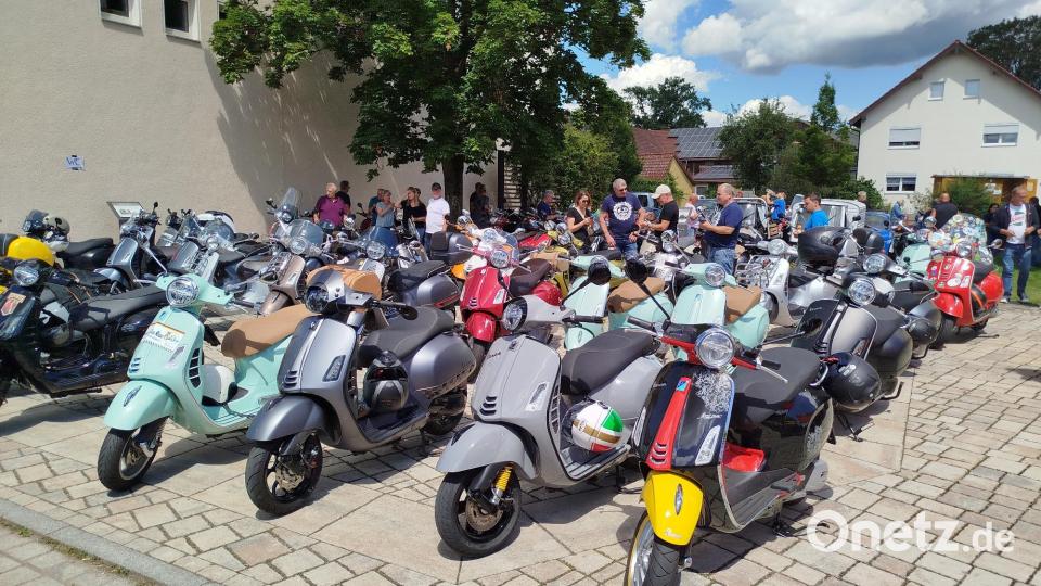Die Vespas auf dem Festgelände. Bild: Michael Thumfart/exb