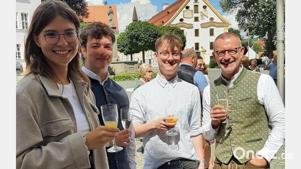 Pfarrer Thomas Vogl trug zum Tag der Tracht selbst eine Lederhose. Zu seinem Priesterjubiläum wurde er unter anderem mit einem Stehempfang überrascht. Bild: Markus Scharnagl/exb