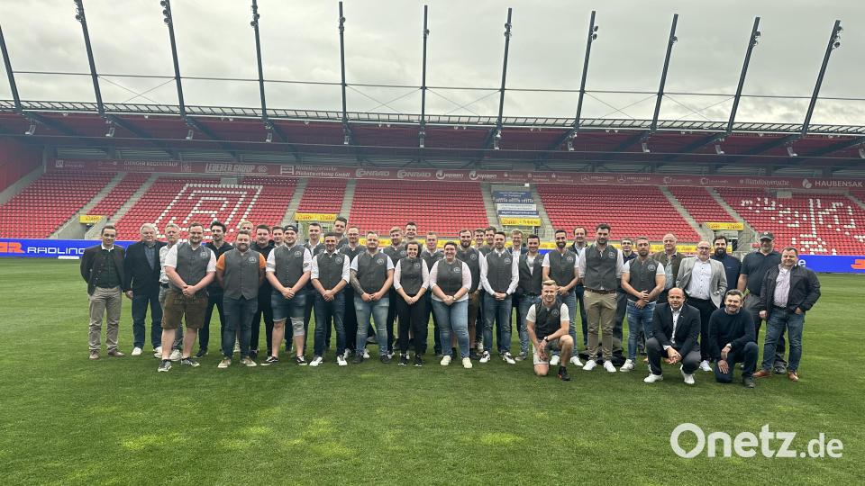 Die stolzen Jungmeister bei der Verleihung des Förderpreises der Schlagmann-Edmüller-Stiftung im Regensburger Jahnstadion. Bild: HWK/Wastl