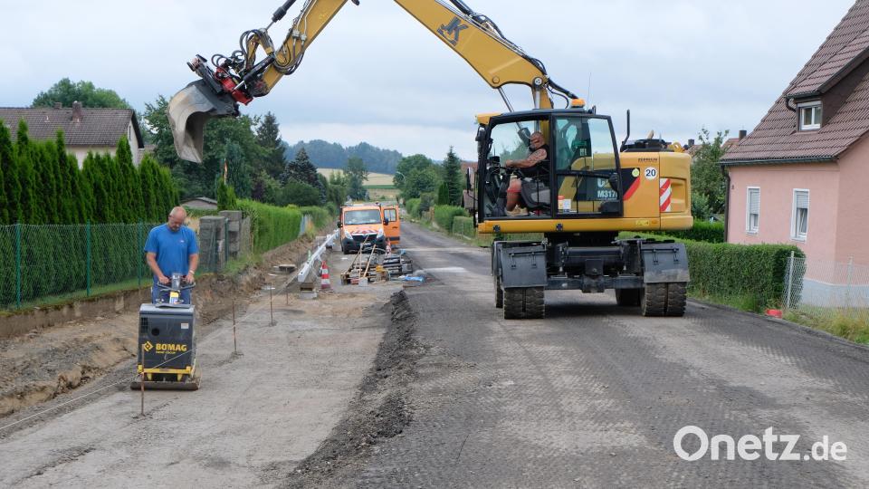 Im Flosser Ortsteil Ziegelhütte verläuft die Staatsstraße 2181. Derzeit werden die Randsteine am künftigen Straßenkörper versetzt. Bild: le