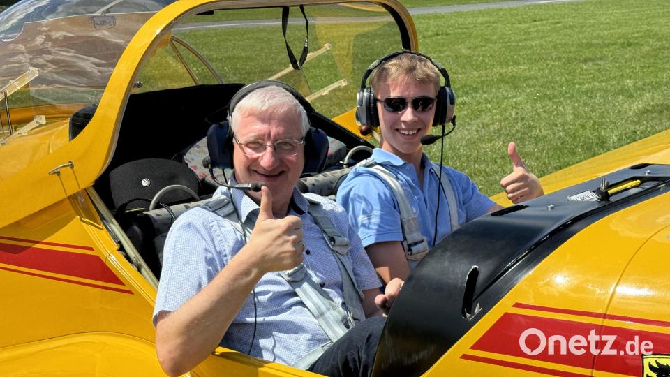 Bürgermeister Johannes Reger mit dem jüngsten Piloten des Aero-Clubs Erbendorf Felix Klemm, Sohn des Vorsitzenden Markus Klemm, nach einem Rundflug mit dem Motorsegler. Bild: gdö/exb