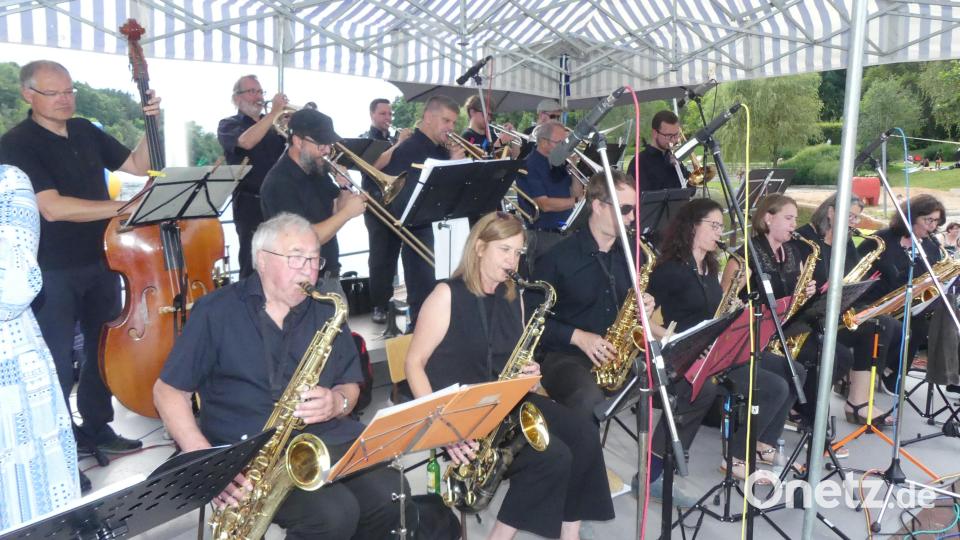 Die Eschenbacher Bigband begeistert auch an der neuen Spielstätte. Bild: rn