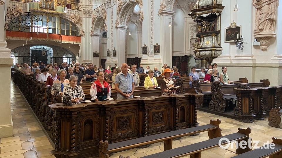 Viele Gläubige überraschten Pfarrer Thomas Vogl zu seinem Priesterjubiläum- Bild: Markus Scharnagl/exb