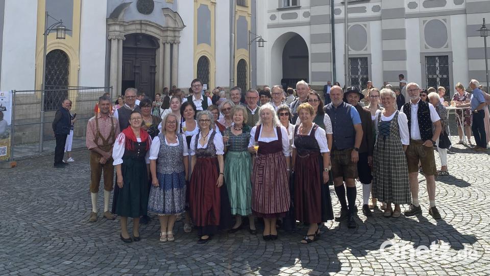 Viele Gottesdienstbesucher kamen in Tracht. Bild: Markus Scharnagl/exb