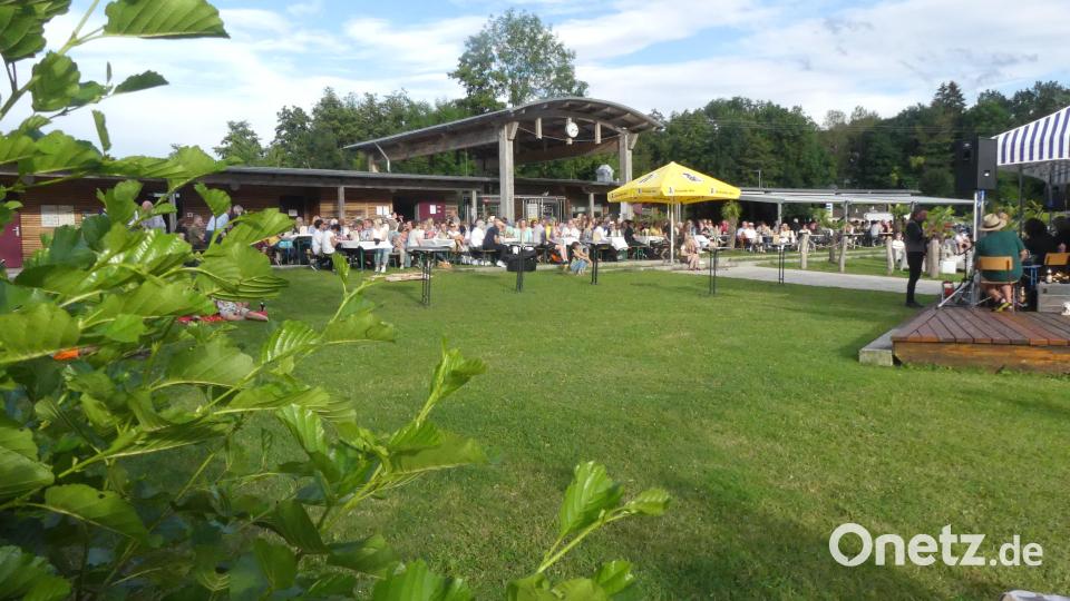 Viele Zuhörer finden sich vor dem „Seeblick 21“ wieder. Bild: rn